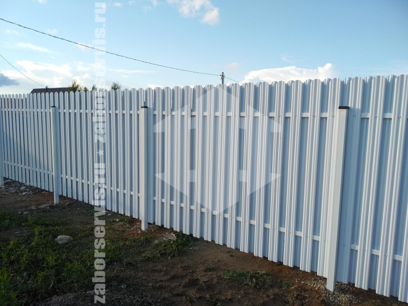 Забор из евроштакетника с утрамбовкой щебнем 83 метра
