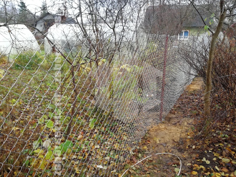 Забор из сетки рабицы в натяг с протяжкой арматуры 20 соток