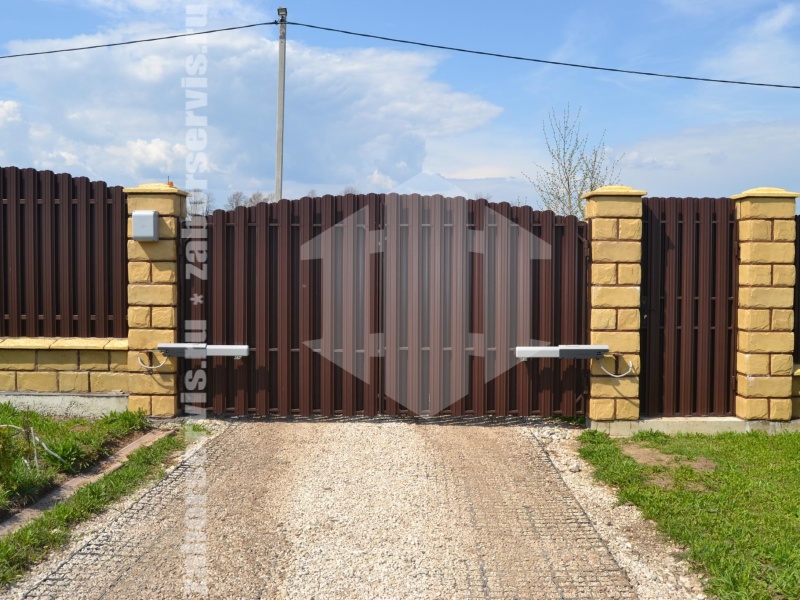 Забор из евроштакетника с кирпичными столбами 38 метров