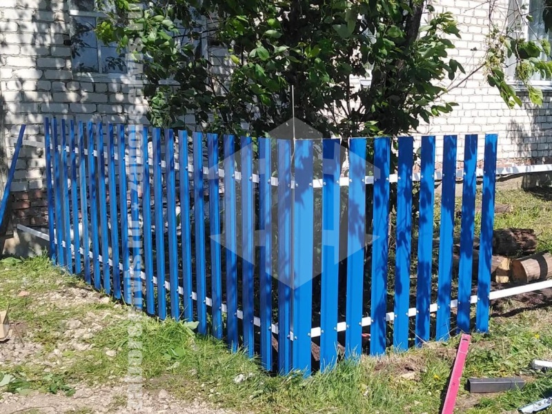 Забор из евроштакетника с бетонированием столбов 4 метра